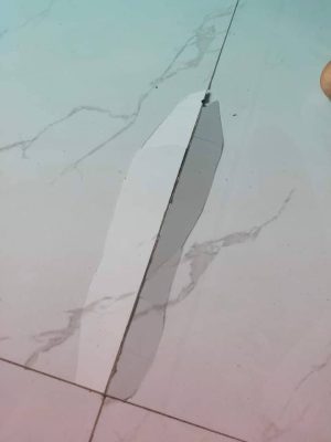 Sử dụng ke cân bằng, ke nêm giúp ngăn ngừa hiện tượng gạch bị bong tróc hoặc vỡ