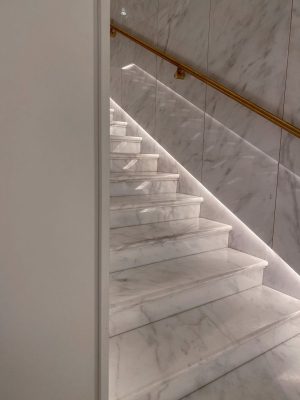 Gạch ốp lát cầu thang – Giải pháp thay thế đá tự nhiên hiện đại, tiết kiệm
